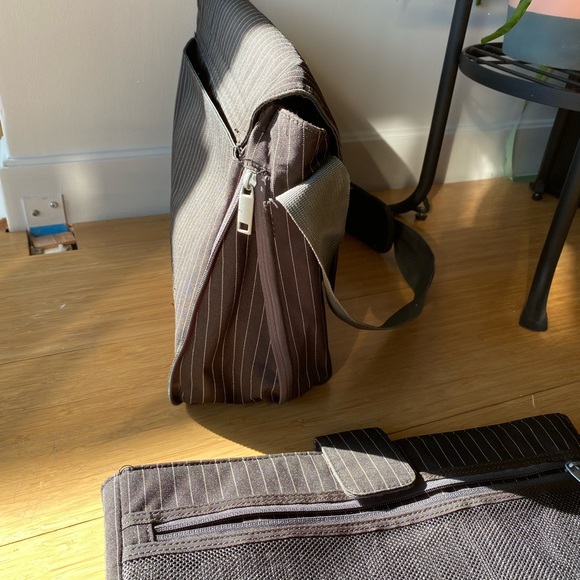 Fantastic, EXPANDABLE laptop bag w/ removable sleeve & zippered slot for travel - Picture 4 of 5